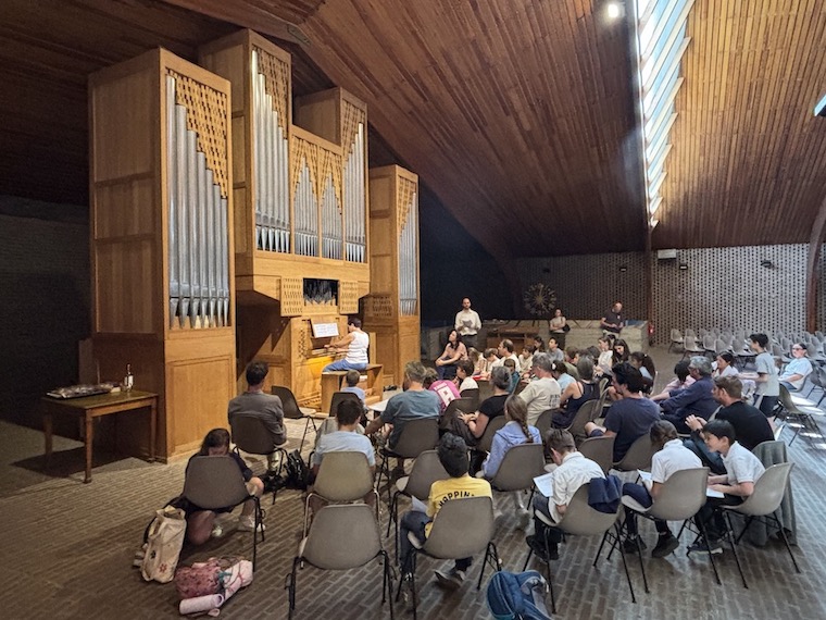 Élèves et professeur découvrant l'orgue monumental