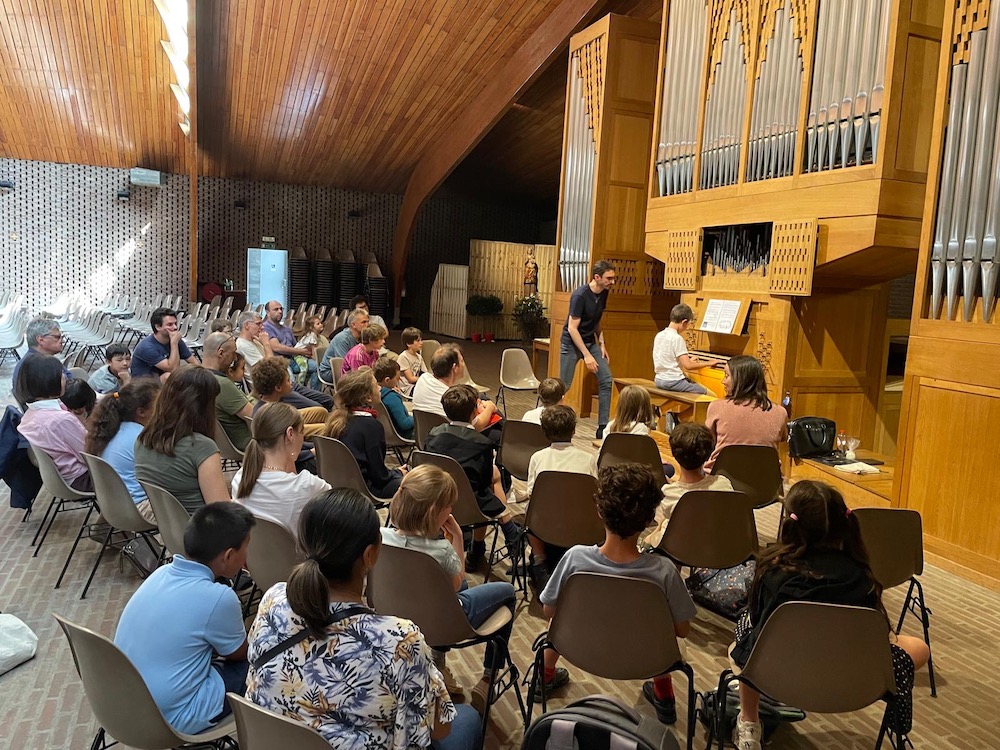 Élèves observant les claviers et pédaliers de l'orgue