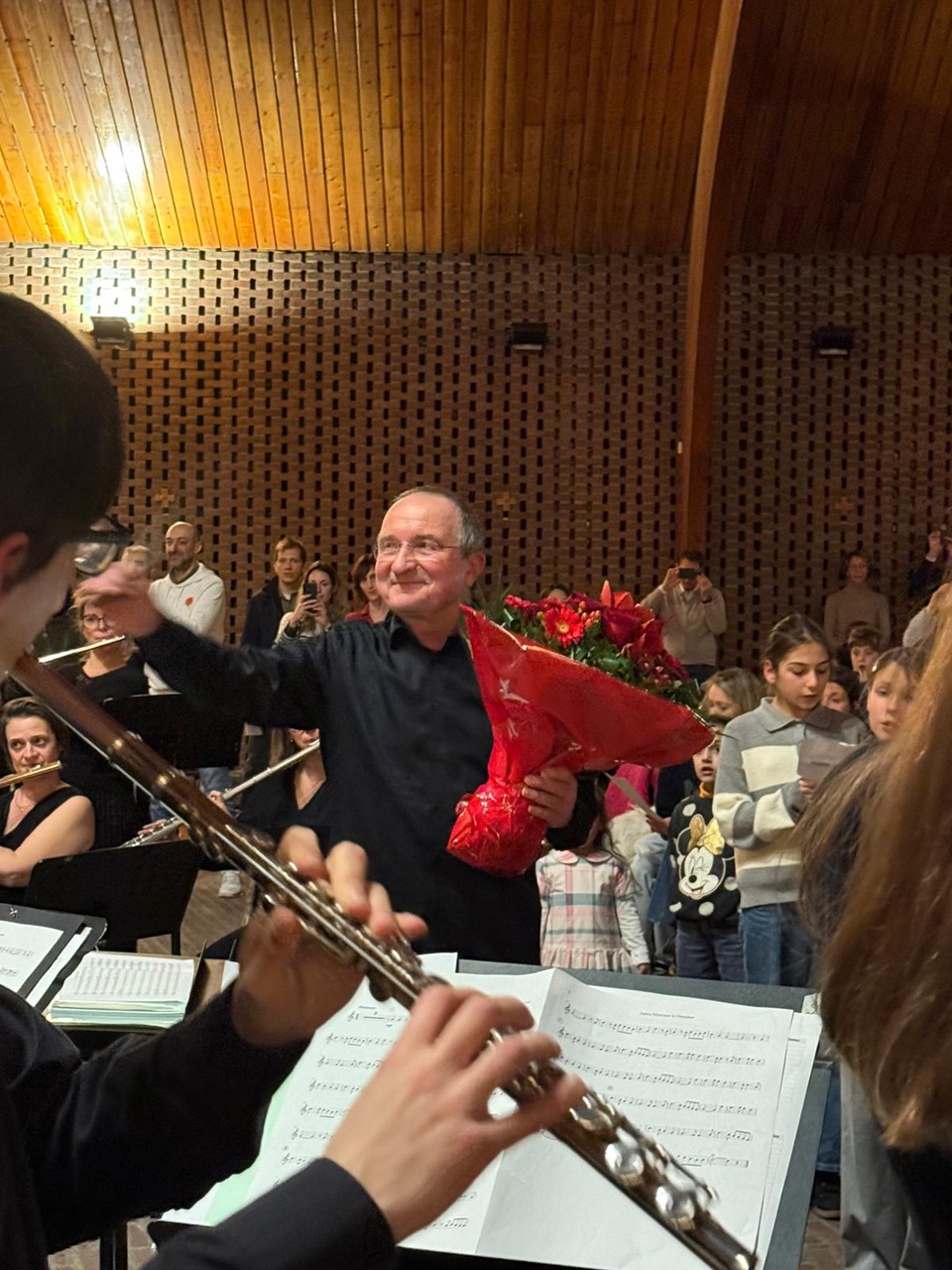 Tonnerre d'applaudissements et remises de fleurs à Gerard Noack