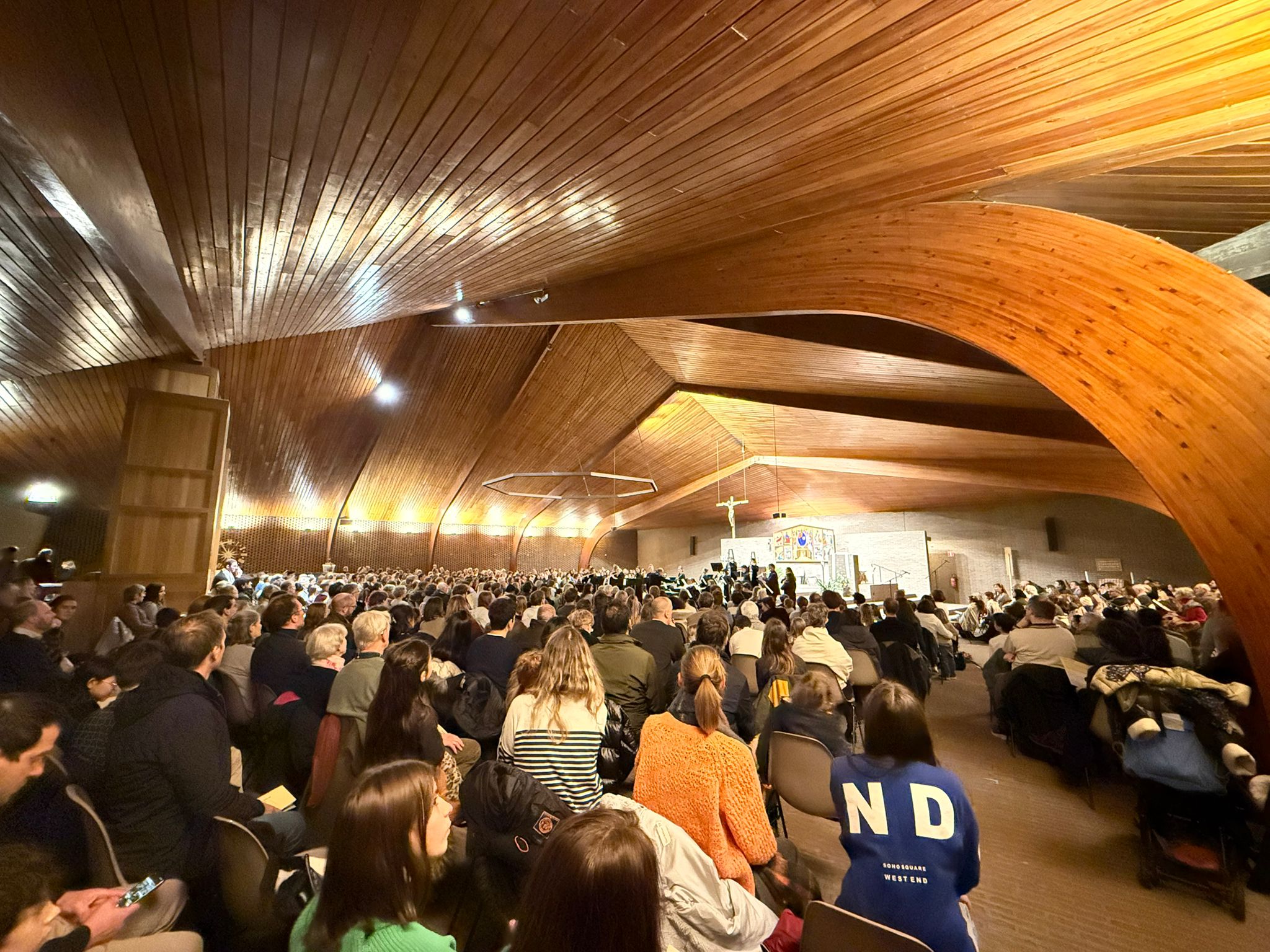 Vue impressionnante de l'église Saint-Marc bondée avec plus de 600 personnes