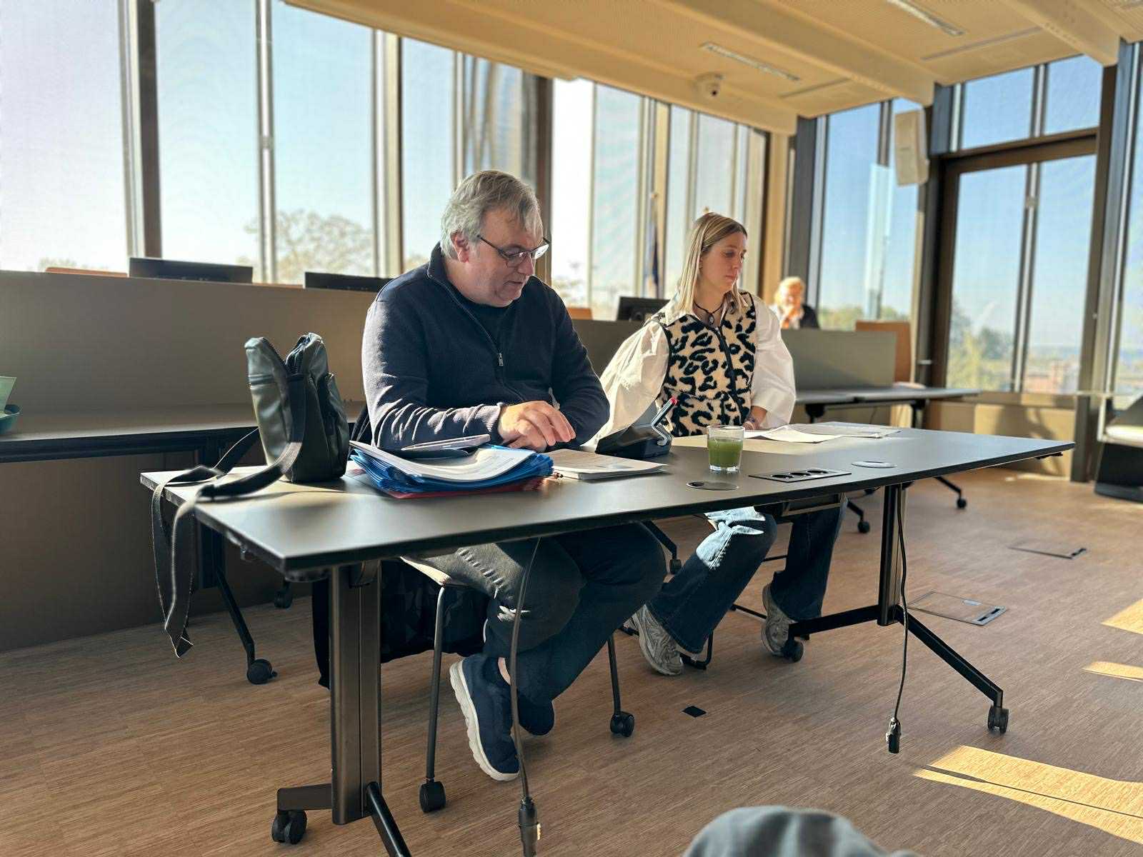 M. Jean-Noël Remiche, le nouveau directeur, et une collaboratrice lors du conseil