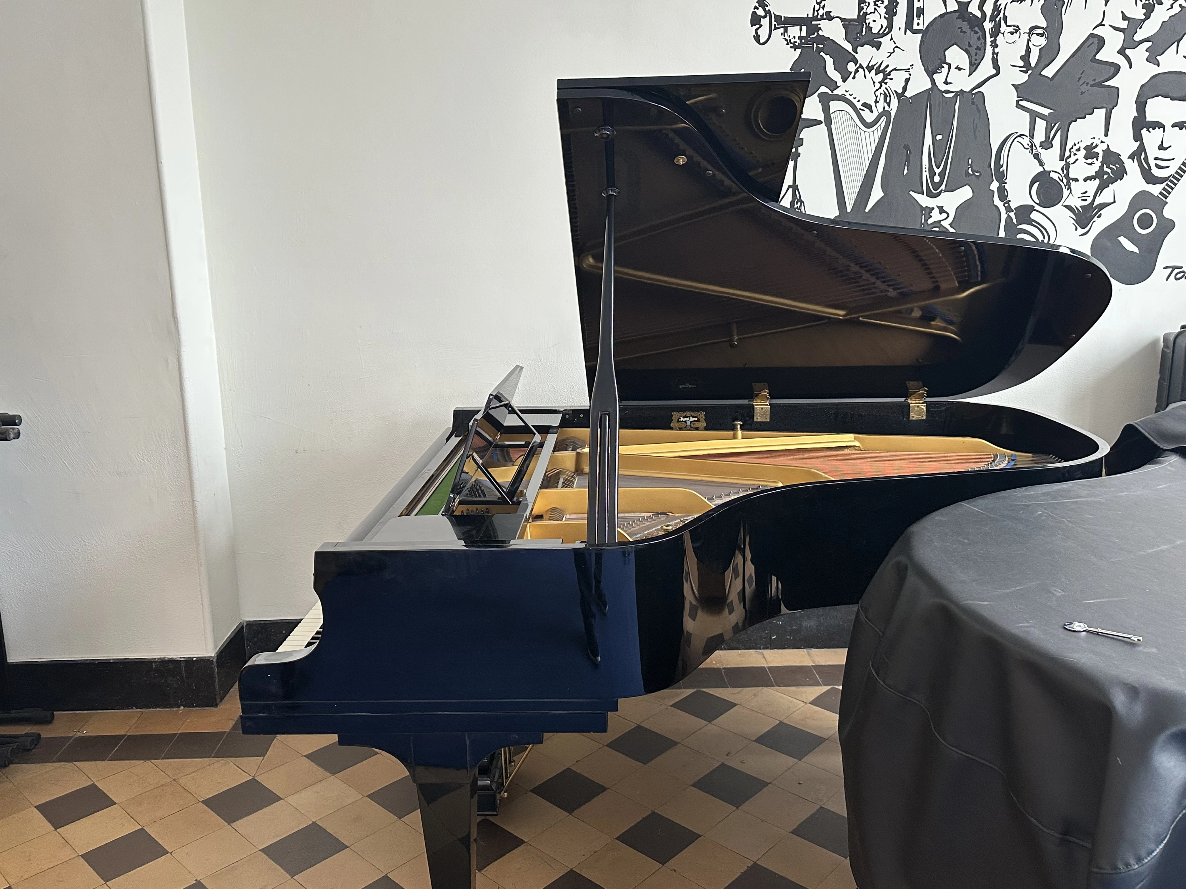 Le piano demi-queue Kawaï G650 installé dans sa classe