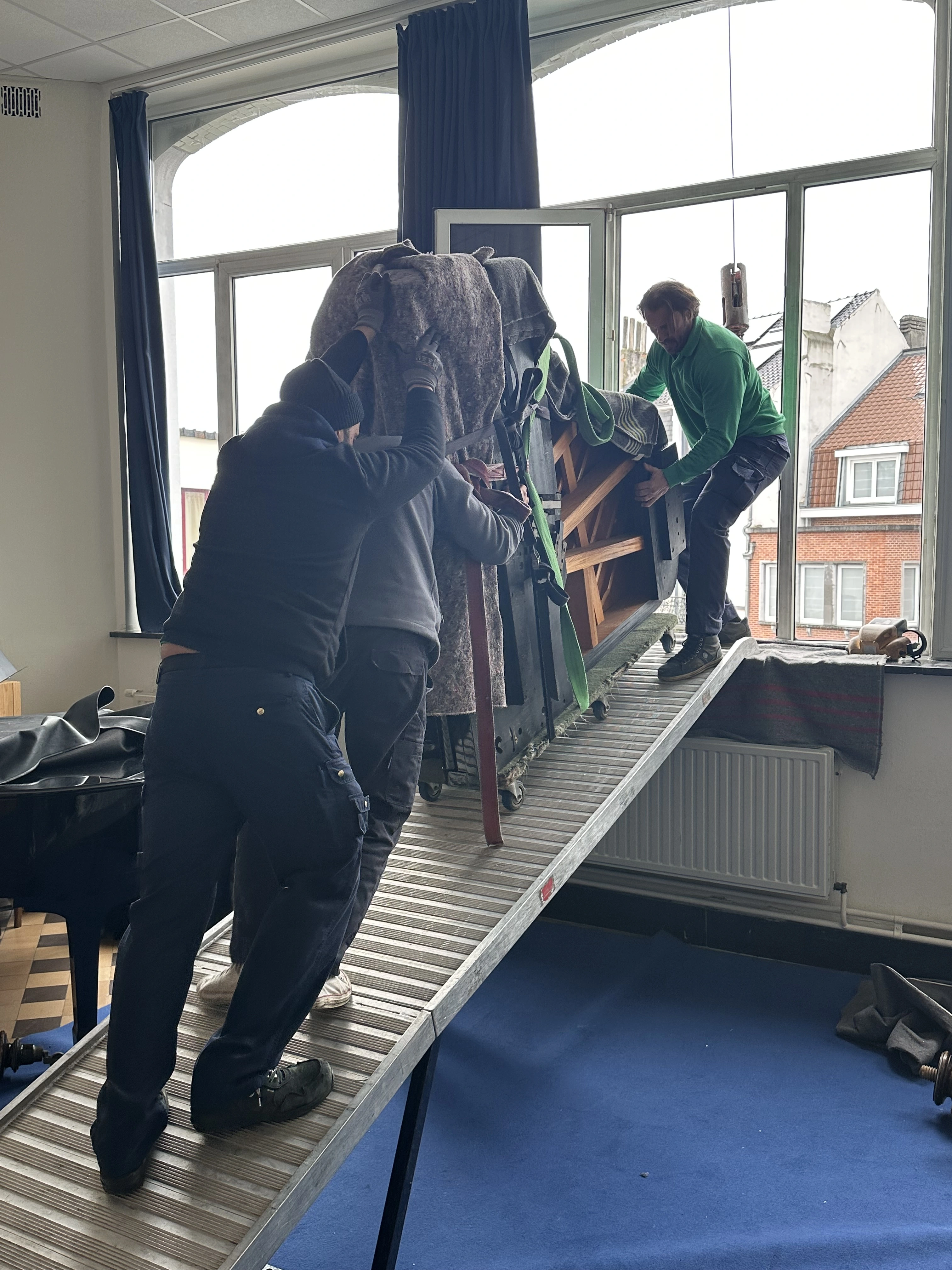 Entrée du piano par la fenêtre avec l'équipe technique