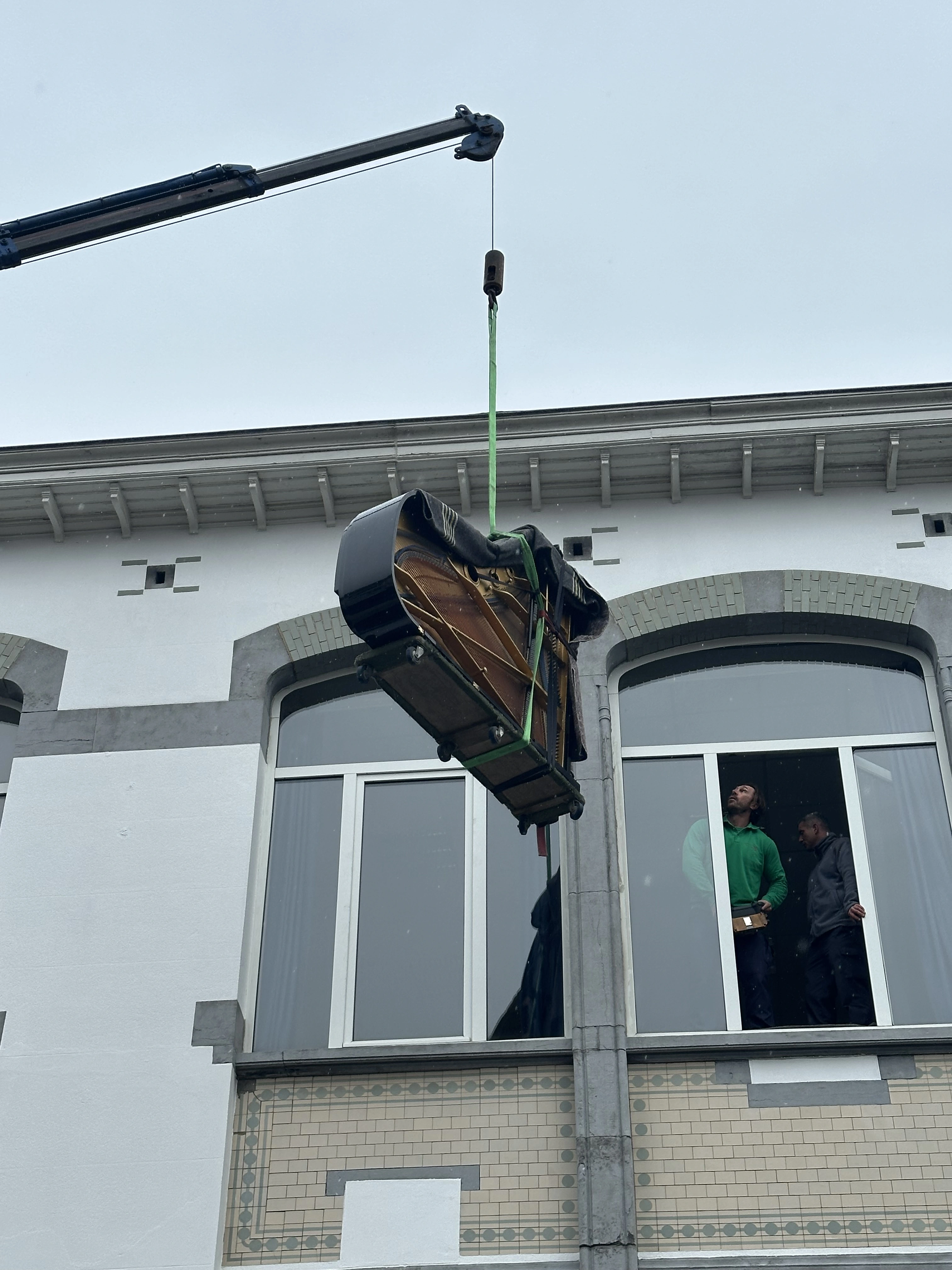 Livraison spectaculaire du piano par grue