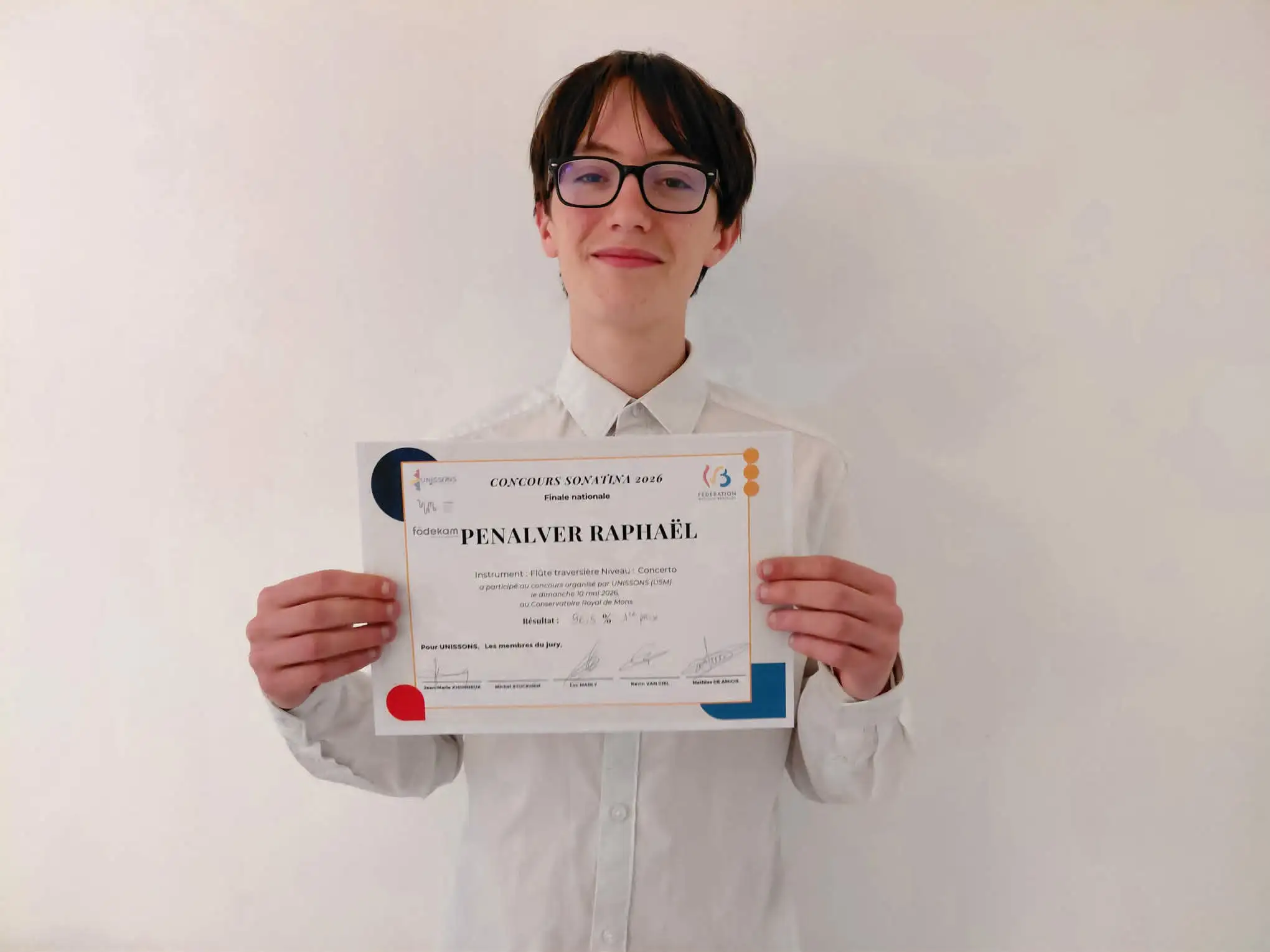 Raphaël Penalver tenant fièrement son diplôme de 1er prix du concours Sonatina