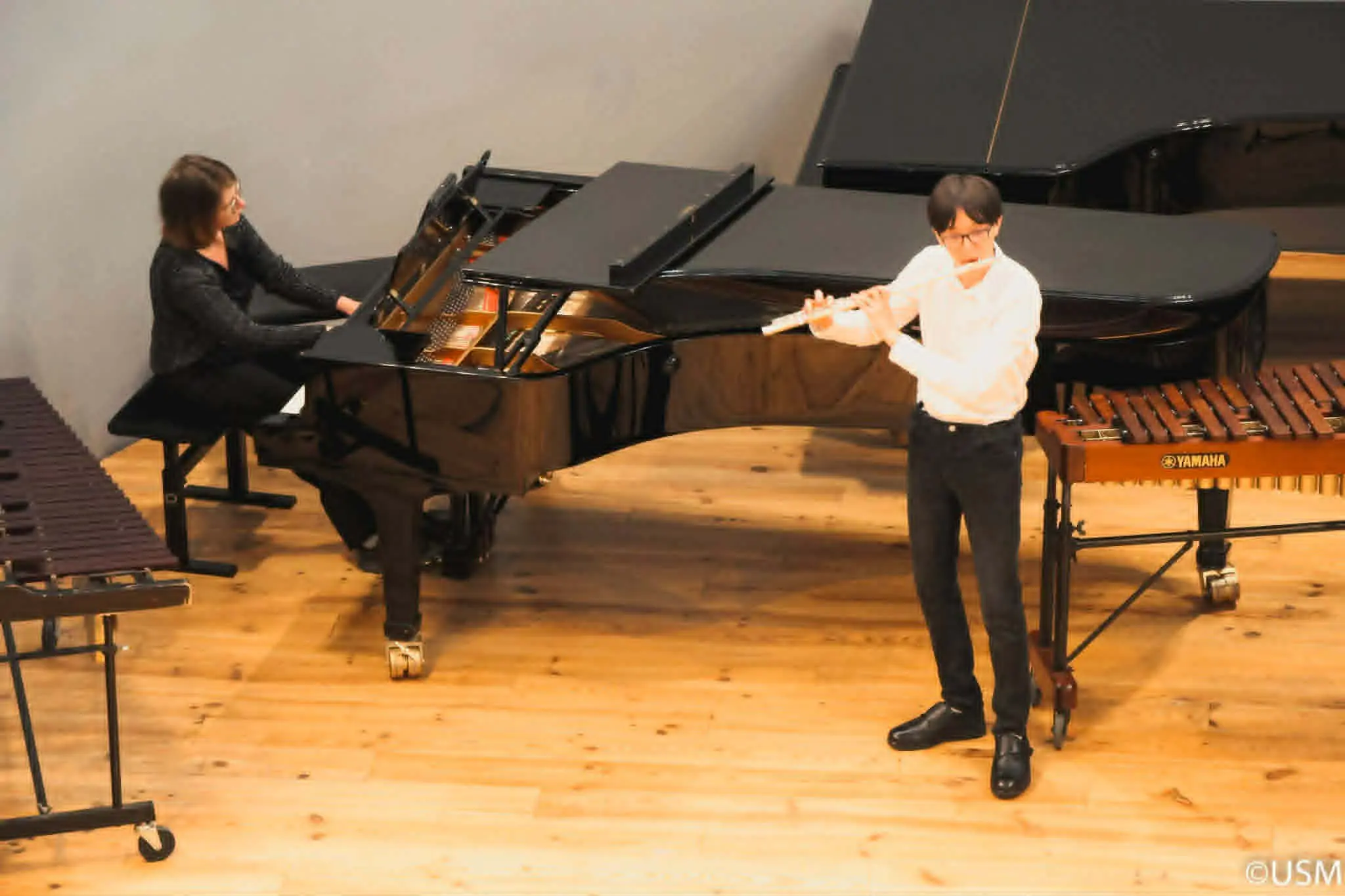 Raphaël Penalver sur la scène du Conservatoire de Mons accompagné au piano