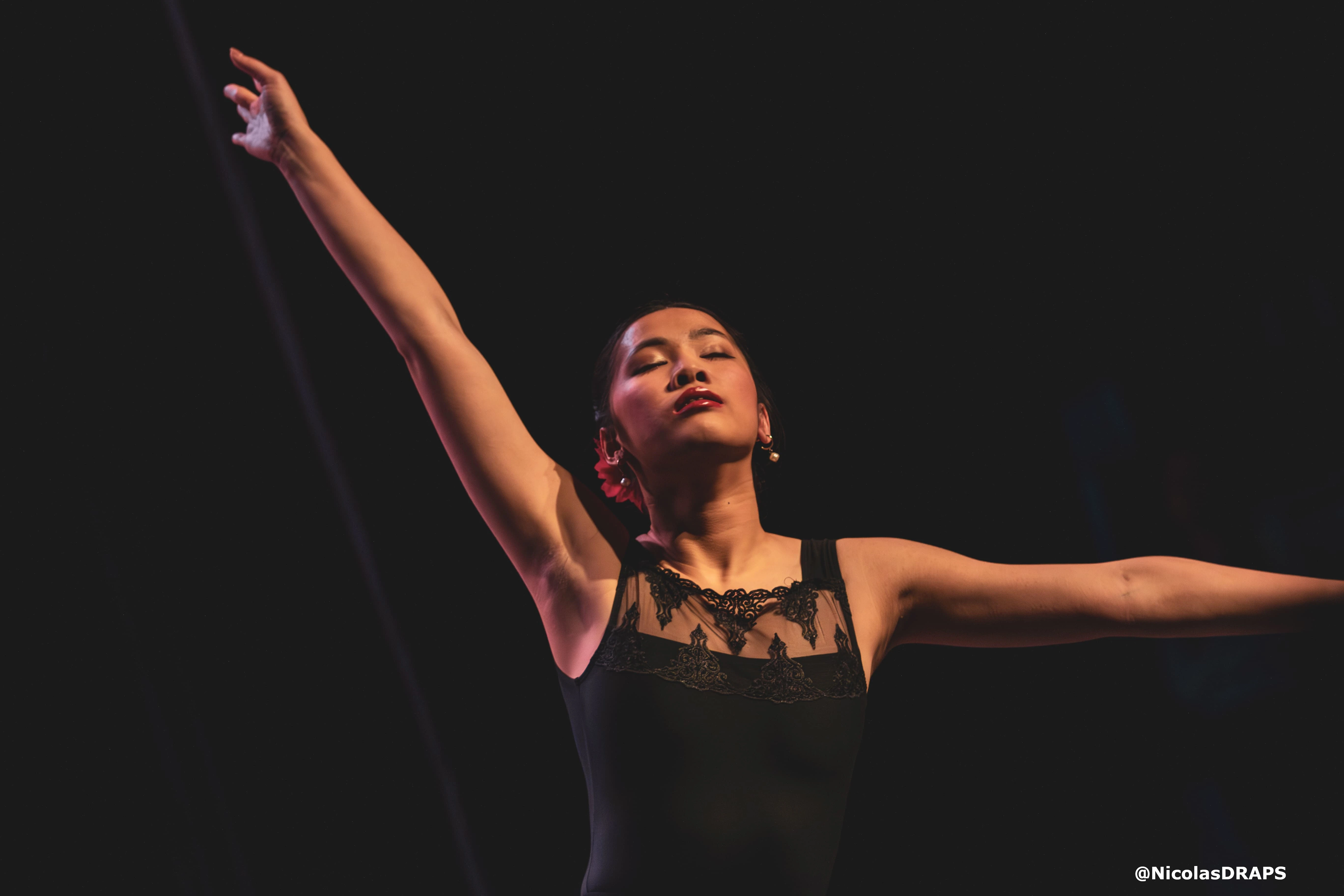 Une danseuse effectuant une figure de danse classique avec grâce.